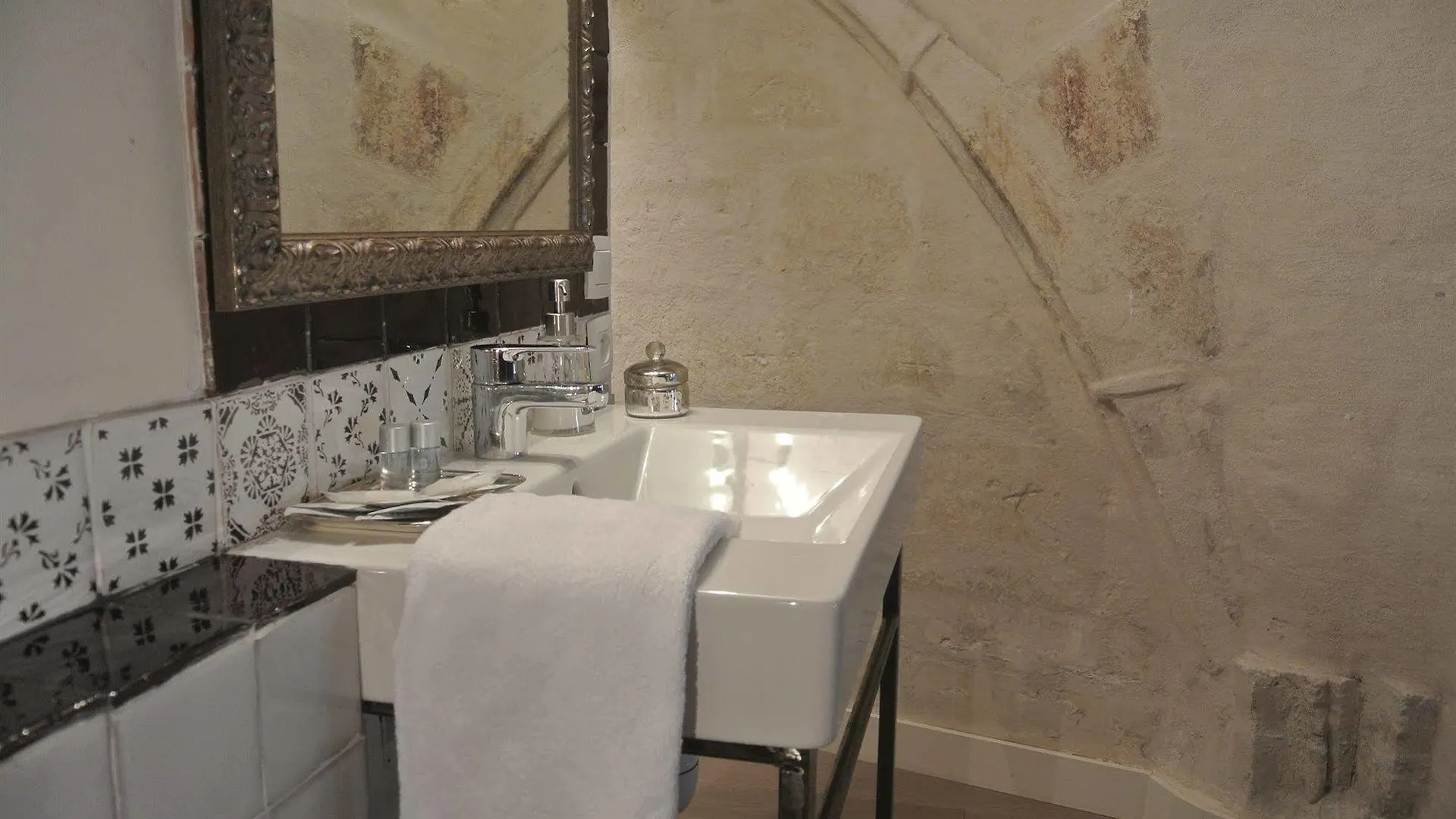 La Maison Des Augustins 4 Stars Spa Et Fitness Avignon 4*,